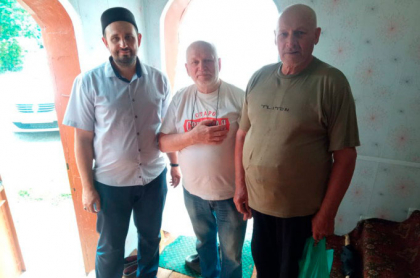 Одним из важных значений праздника  является раздача  "садака"