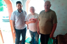 Одним из важных значений праздника  является раздача  "садака"