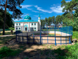 В преддверии праздника Курбан байрам, на территории  мечети   установили универсальную спортивную площадку