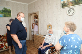 Фактами своей легендарной жизни ветеран поделился с врио главы областной исполнительной власти во время беседы