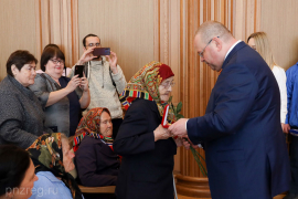 Олег Мельниченко вручил федеральные и региональные государственные награды