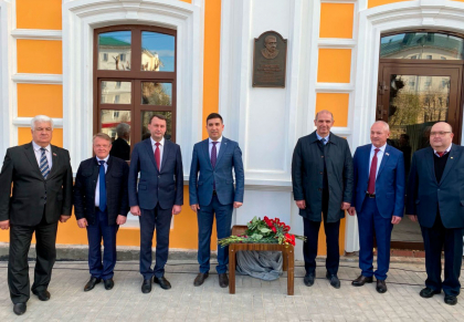 В Пензе открыли мемориальную доску отечественному тюркологу Эдгему Тенишеву